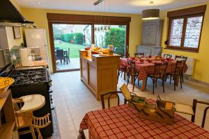 een keuken en eetkamer met een tafel en stoelen bij Au gre des chateaux in Goxwiller