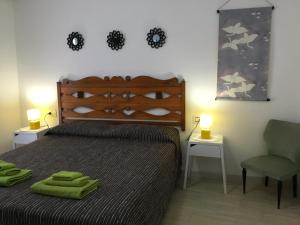 Torpèにあるb&b Franziscaのベッドルーム1室(ベッド1台、緑のタオル付)