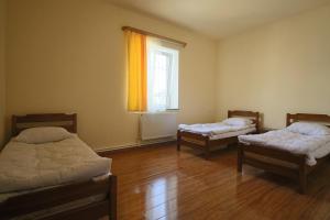 Zimmer mit 3 Betten und einem Fenster in der Unterkunft Karin's B&B in Sisian