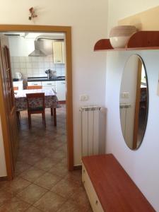 cocina y comedor con espejo y mesa en Apartma Valmarin, en Spodnje Škofije