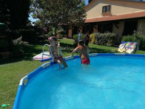 dos niños jugando en una piscina en PerLei - Beggi, en Casale Marittimo