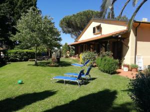 un patio con una silla azul y un banco azul en PerLei - Beggi, en Casale Marittimo