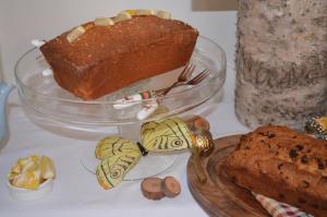 tort siedzący na talerzu obok talerza chleba w obiekcie The Old Chapel Boutique B&B w mieście Towcester