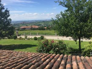 a roof of a house with a view of a field at Cà 'd Gnese in Castagnole Lanze