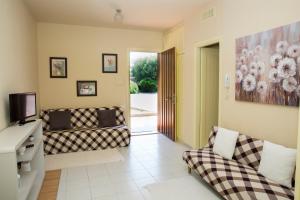 a living room with two couches and a tv at Casa Vista with spectacular view and gas BBQ in Capitana