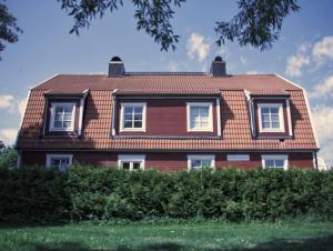 una casa roja con techo de baldosa en Gavle Apartments Hotel - Lexegränd, en Gävle