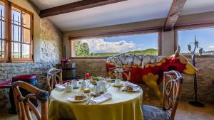 uma sala de jantar com uma mesa e uma estátua de vaca em La Tour d'Enguernes em Montmeyan