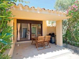 eine Terrasse mit Stühlen, einem Tisch und einem Klavier in der Unterkunft Dimora Simius in Villasimius