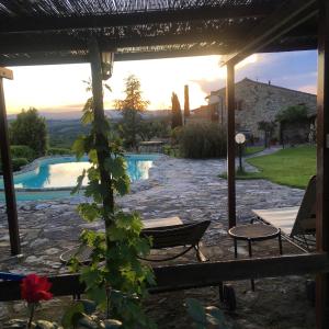 vistas a la piscina desde el patio de una casa en Residenza Cornino, en Castellina in Chianti