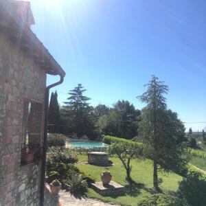 una casa con cortile e piscina di Residenza Cornino a Castellina in Chianti