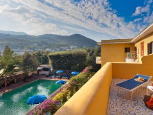 uma vista a partir da varanda de uma villa com piscina em Hotel Cleopatra em Ischia