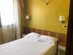 Postel nebo postele na pokoji v ubytování Hotel Malpensafiera