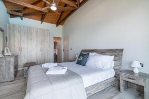 - une chambre avec un lit et un banc à côté dans l'établissement Villa Anna-Maria, à Zante 24 autres photos