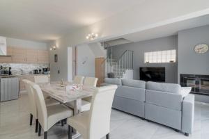 une salle à manger et une cuisine avec une table et des chaises dans l'établissement Villa Anna-Maria, à Zante