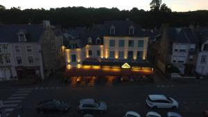 un edificio con coches estacionados en un estacionamiento en Le Querrien, en Cancale