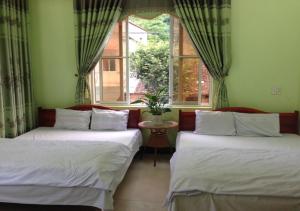 Un pat sau paturi într-o cameră la Nhà Nghỉ Kiều Thanh Nguyệt - Bản Giốc