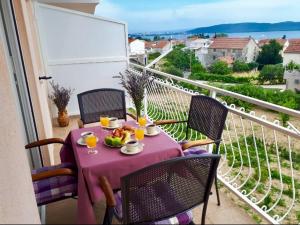 un tavolo con cibo e bevande su un balcone di Apartments Brčić a Kaštela (Castelli)