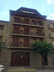 un edificio de ladrillo con balcones en su lateral en Apartament Neret II en Sort