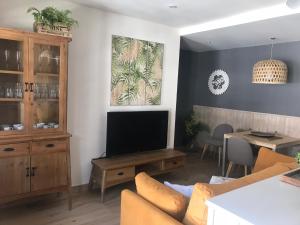 Televízia a/alebo spoločenská miestnosť v ubytovaní Apartament Neret II