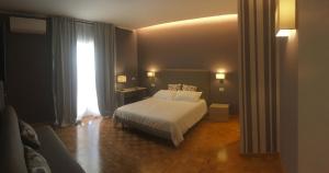 ein Schlafzimmer mit einem weißen Bett und einem Fenster in der Unterkunft Robin Rooms in Montegranaro