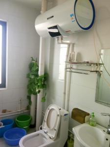 A bathroom at Wuwei Qiyou Space Capsule Hostel