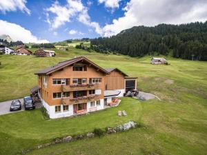 eine Luftansicht eines Hauses auf einem Feld in der Unterkunft dr'Berghof in Damüls