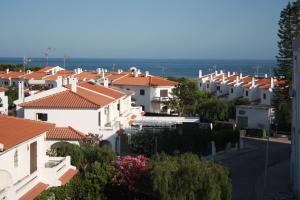 una fila de casas blancas con techos rojos en Manta Rota Mar Apartamento, en Manta Rota