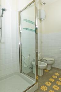 ベッラーリア・イジェア・マリーナにあるCascina Vecchia Bellaria B&Bのバスルーム(シャワー、トイレ、洗面台付)