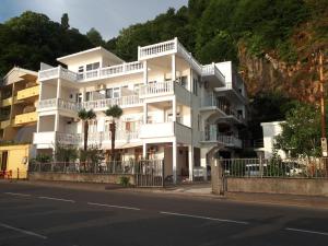 un edificio de apartamentos blanco al lado de una carretera en Guest House Palma en Sarpi