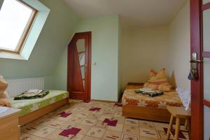 Habitación pequeña con 2 camas y ventana en willa anulka na Hrubym en Zakopane
