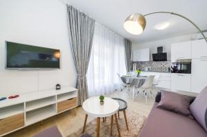 una sala de estar con un sofá y una mesa en Apartments Maraš, en Zadar