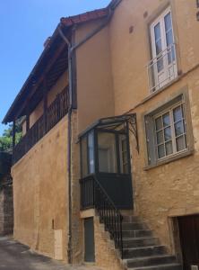 Saint-RomainにあるLes Demeures du Tonnelier ''La Maison Pini''の黒い扉と階段がある建物