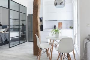 a kitchen and dining room with a table and chairs at Chic Moraza by Chic Donosti in Donostia-San Sebastián