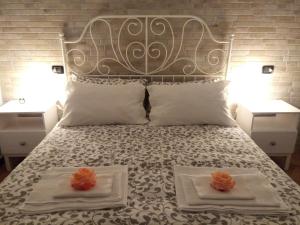 ヴァード・リーグレにあるContrada casa vacanzeのベッドルーム1室(ベッド1台、タオル2枚付)