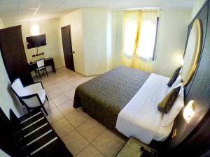 Rúm í herbergi á Piccolo Hotel Nogara