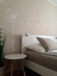 Schlafzimmer mit einem Bett und einem Wandsticker mit Löwenzahn in der Unterkunft Apartment Graz Murpromenade in Graz