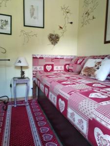 un dormitorio con una cama con un gato sentado en ella en Casa Walter- VDA-LA THUILE- CIR 0024, en La Thuile