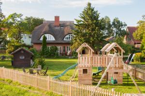ein Spielplatz vor einem Haus in der Unterkunft Landhaus am Deich in Middelhagen