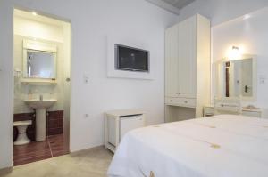 Koupelna v ubytování Hotel Anixis + 37 fotografií