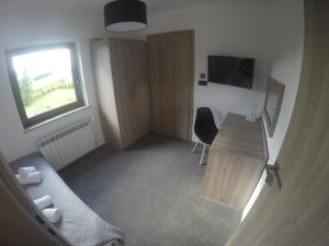 pokój ze stołem, krzesłem i oknem w obiekcie Silver Residence w Rabce