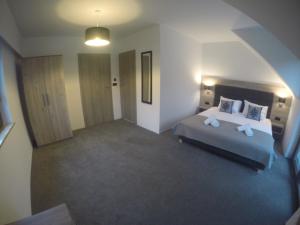 Łóżko lub łóżka w pokoju w obiekcie Silver Residence