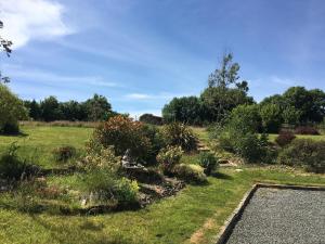 Um jardim no exterior de Tobernaglough Wexford pet friendly country b&b