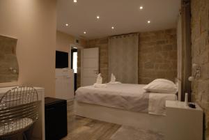 een slaapkamer met een groot bed en een keuken bij Elegant Residence Rooms & Apartments in Split