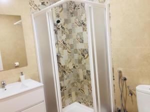 Un baño con ducha, inodoro y lavabo. en APARTAMENTO SAN MIGUEL N.2, en Jarandilla de la Vera 17 fotos más