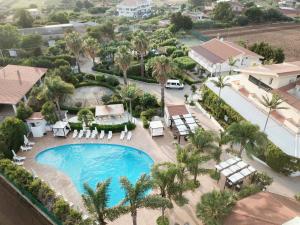 Ein Blick auf den Pool von der Unterkunft Hotel Club Costa Smeralda oder aus der Nähe