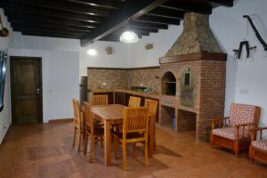 a kitchen with a table and chairs and a brick oven at Villa Gabriela in Tinguatón