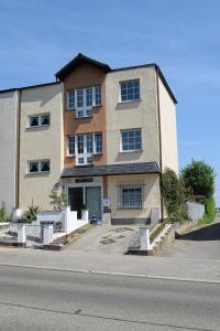 ein großes Gebäude an der Straßenseite in der Unterkunft Ferienwohnung Wandelt in Essen