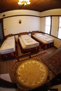 Postel nebo postele na pokoji v ubytování Arifbey Konak Hotel