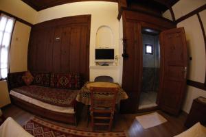 Postel nebo postele na pokoji v ubytování Arifbey Konak Hotel