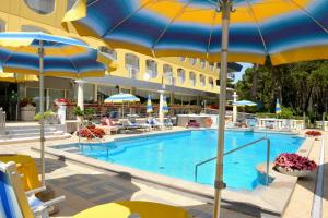 Bazén v ubytování Hotel Colorado nebo v jeho okolí
